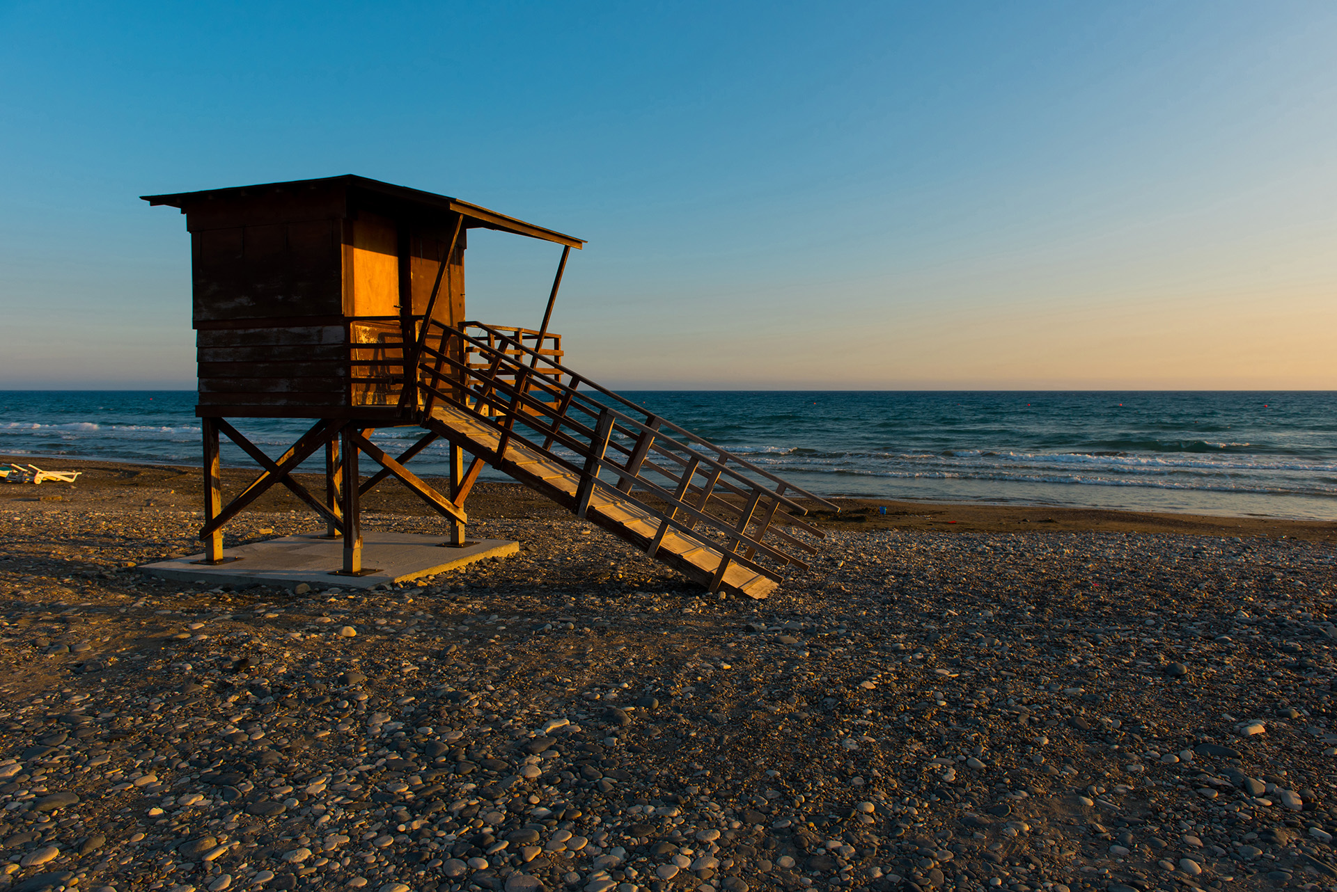 Baywatch-Rettungsturm an einem Strand bei Sonnenuntergang